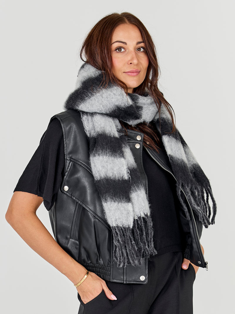 NÜ Aya Sjaal Streep Accessoires Zwart mix