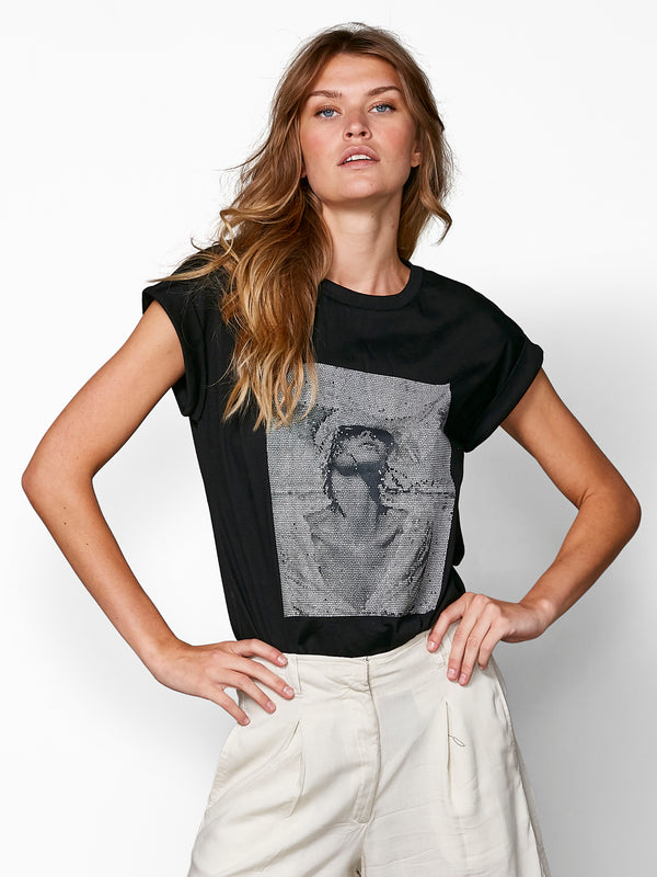 NÜ ZILJA t-shirt Tops en t-shirts Zwart